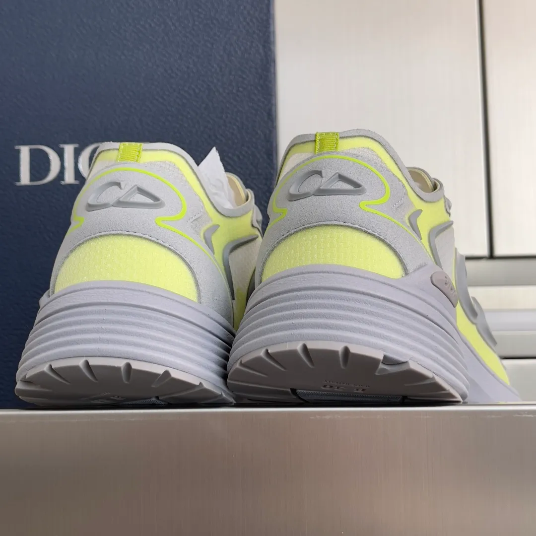 [DIOR] P: 560💰 Men's 39-44 (customized at 45.46) Dior Dior B30 series Countdown technology sneakers casual dad shoes This B30 Countdown technology sneaker is a new product in the 2026 spring men's wear series. The sports silhouette combines high-end logos and technological performance, making it unique. Lightweight and comfortable, it's inspired by modern running and crafted from materials like white and gray N30 nylon, a breathable technical fabric with multiple layers of translucence. Decorated with navy blue injection molded rubber panels and a graphic reinterpretation of the CD30 logo to enhance the style. Rubber Dior B30 and CD30 logos on the tongue and backside. The textured-effect sole is made from elastic rubber and foam and features classic details for ideal comfort. Can be matched with sportswear and casual outfits to create a sophisticated look. Exquisite packaging at the delivery counter 🛍📦 ▪️Fabric: original customized technical fabric + mesh ▪️Inner lining: customized breathable lining ▪️Outsole: original molded IP foam + TPU outsole ▪️Insole thickness: 3.5CM